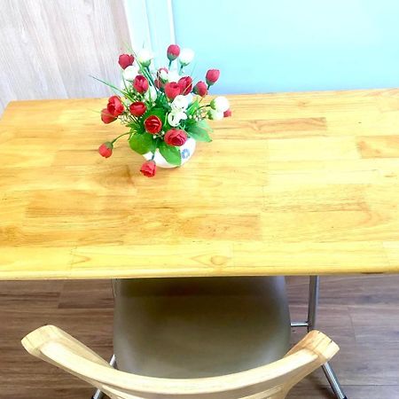 Cozy Homestay With Large Bed, Private Bathroom, Large Balcony Hanói Exterior foto